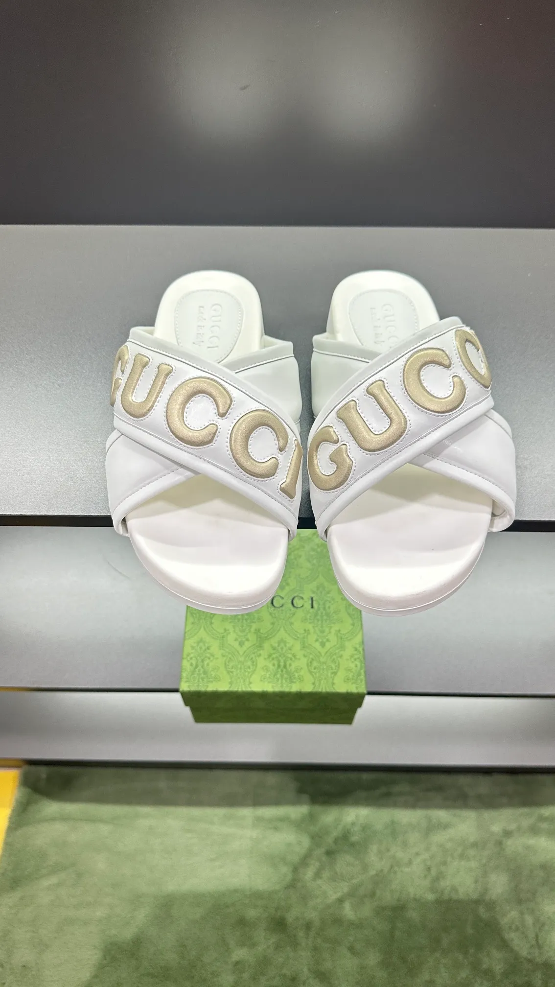 [G Family Couple Style] P: 320💰Female size 36~40 Men's size 39~45, (46. Custom-made GG slippers for men and women. This slipper is made of GG polyester fiber and is decorated with a Gucci label on the front, which adds a striking logo feel to the style. Beige GG recycled polyester fiber, same size for men and women, leather trim